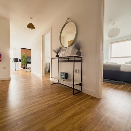 Manchester'S Luxurious 2-Bed Haven With Balcony - Canal Views & Proximity To Manchester United Buitenkant foto