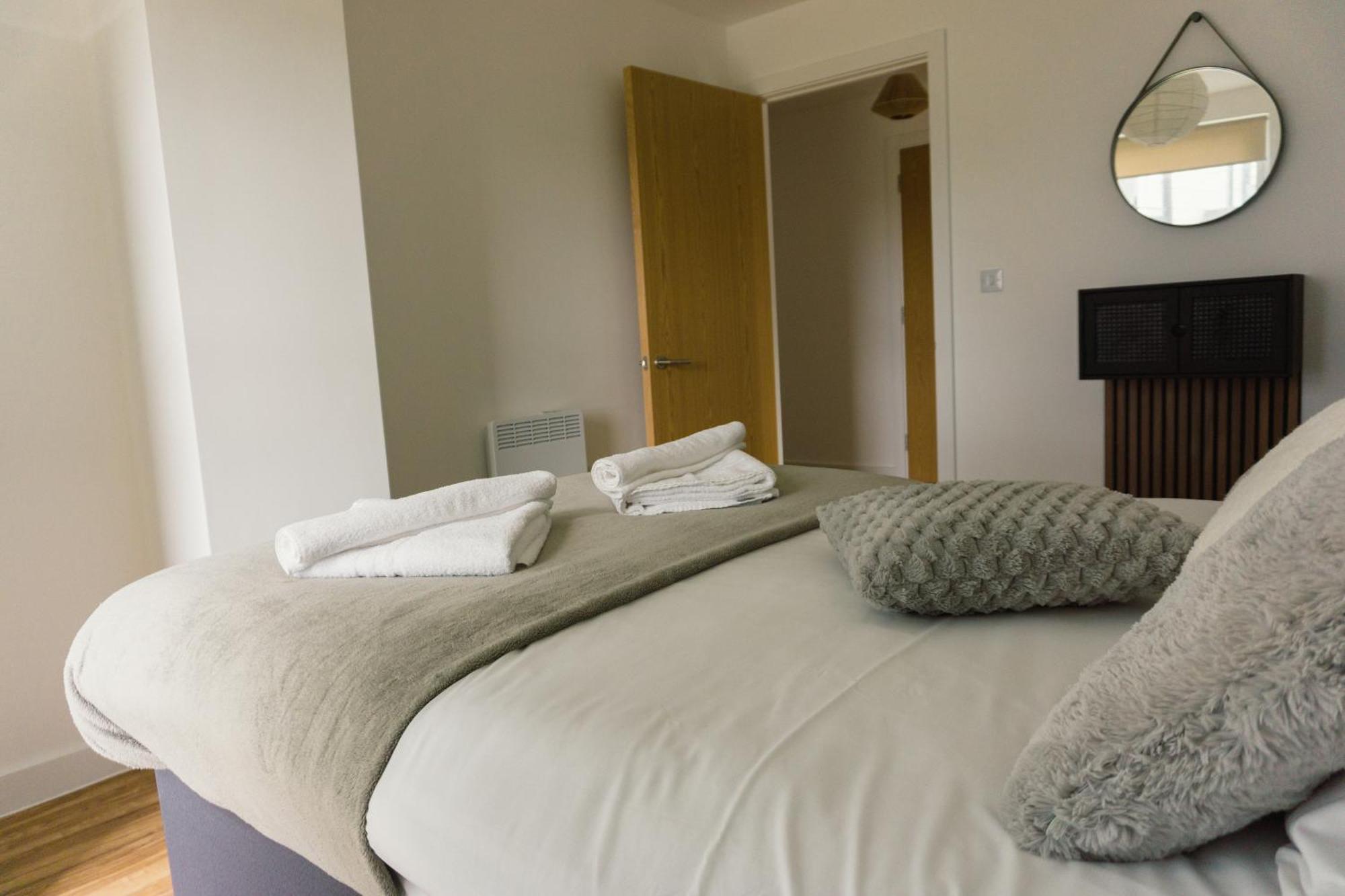 Manchester'S Luxurious 2-Bed Haven With Balcony - Canal Views & Proximity To Manchester United Buitenkant foto