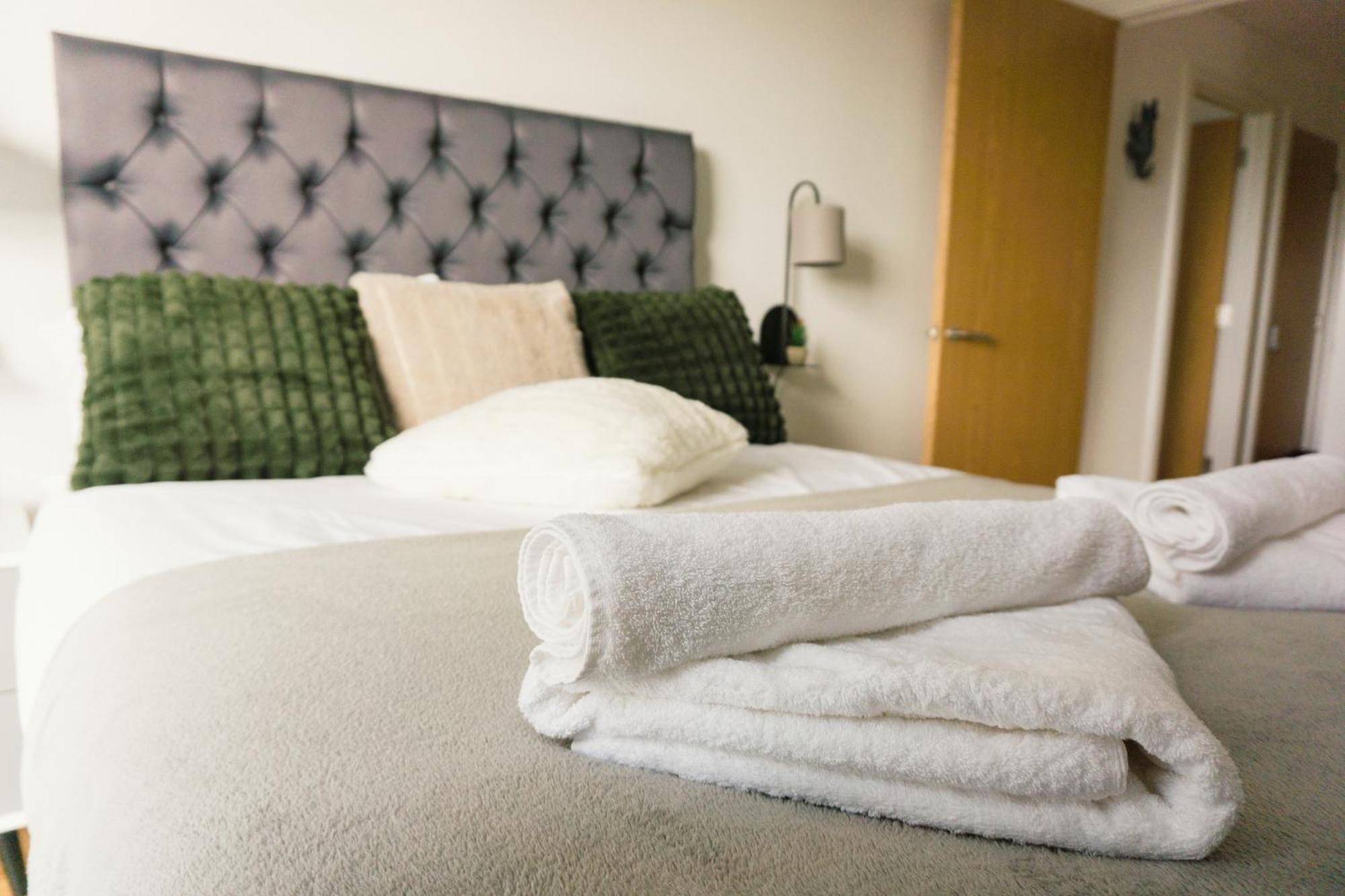 Manchester'S Luxurious 2-Bed Haven With Balcony - Canal Views & Proximity To Manchester United Buitenkant foto