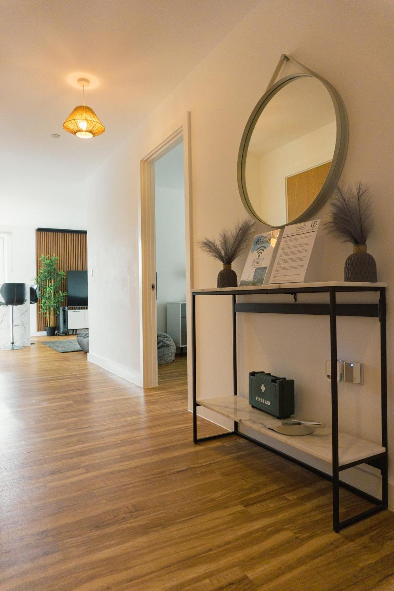 Manchester'S Luxurious 2-Bed Haven With Balcony - Canal Views & Proximity To Manchester United Buitenkant foto