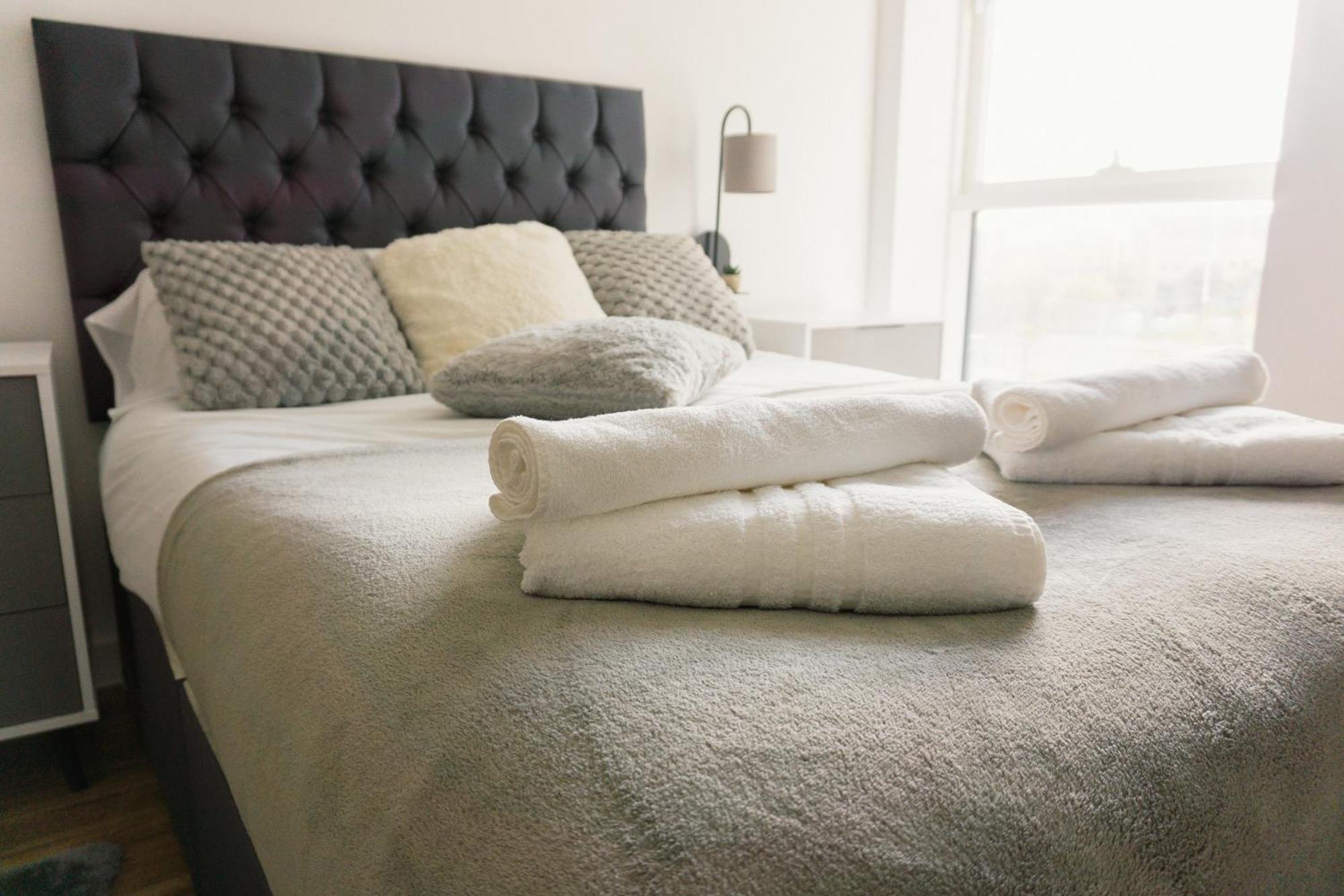 Manchester'S Luxurious 2-Bed Haven With Balcony - Canal Views & Proximity To Manchester United Buitenkant foto