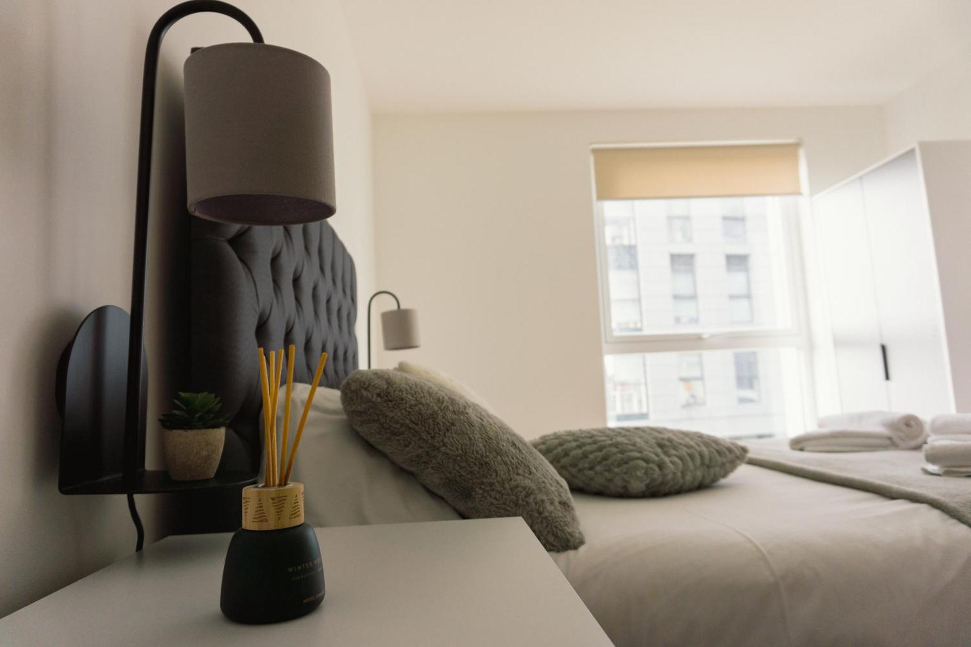Manchester'S Luxurious 2-Bed Haven With Balcony - Canal Views & Proximity To Manchester United Buitenkant foto