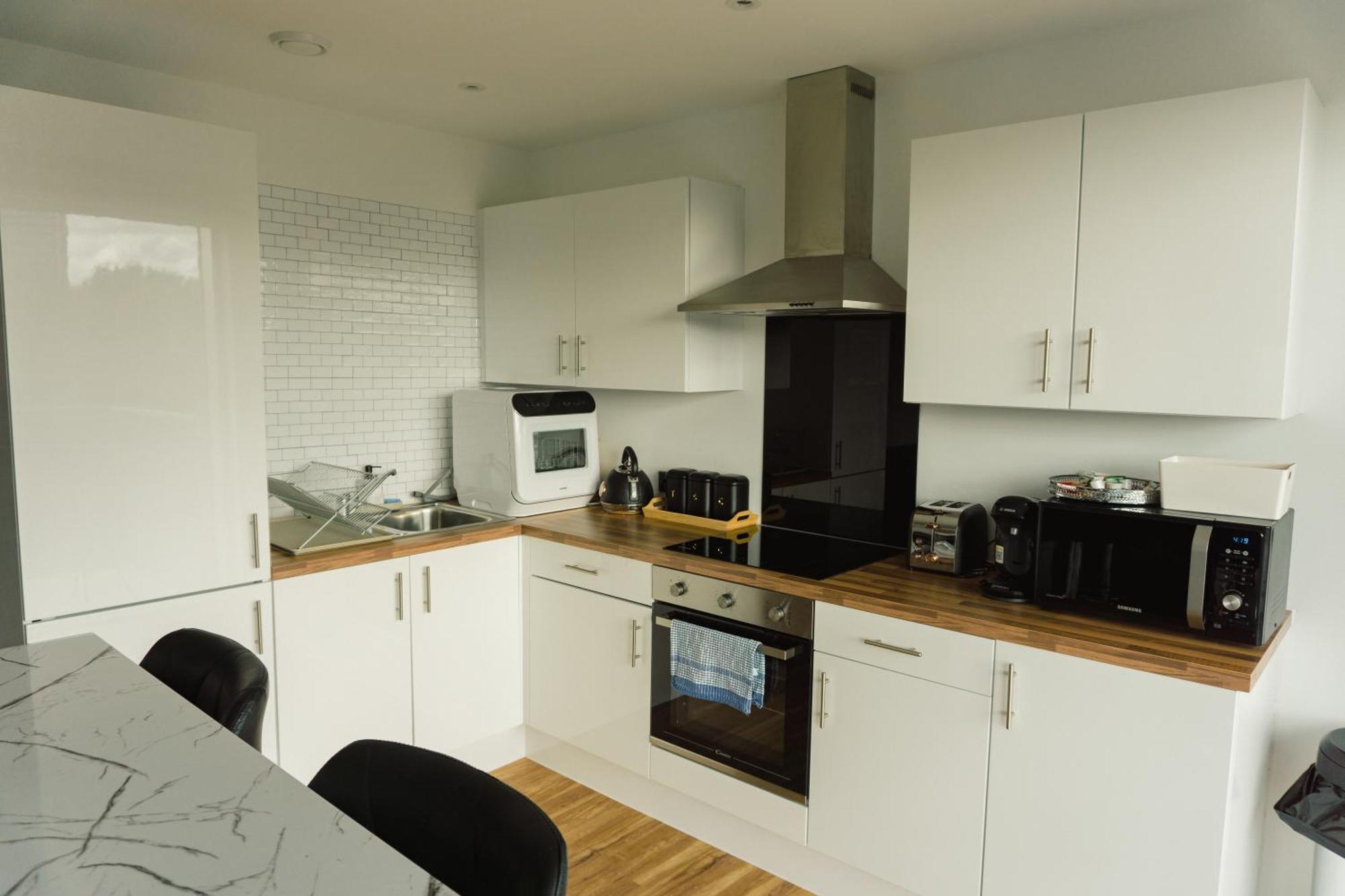 Manchester'S Luxurious 2-Bed Haven With Balcony - Canal Views & Proximity To Manchester United Buitenkant foto