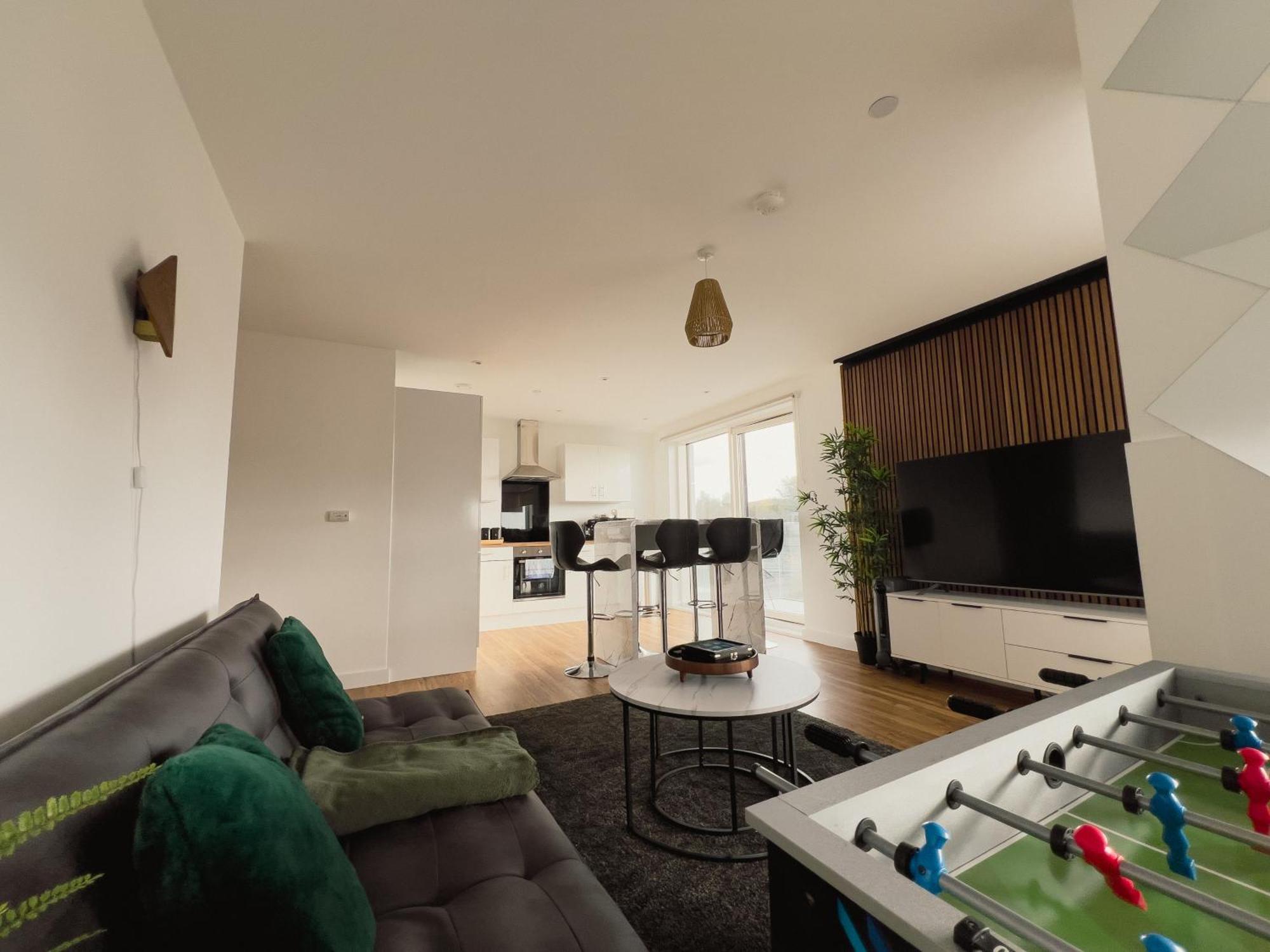 Manchester'S Luxurious 2-Bed Haven With Balcony - Canal Views & Proximity To Manchester United Buitenkant foto